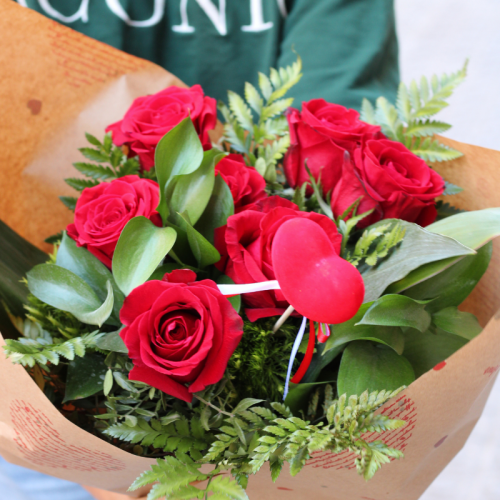 Ramo de 7 Rosas Rojas + Pick Corazón - Imagen 2