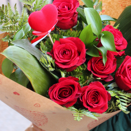 Ramo de 7 Rosas Rojas + Pick Corazón - Imagen 4